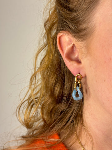 Open afbeelding in diavoorstelling Schakel oorbel met kleurrijk detail