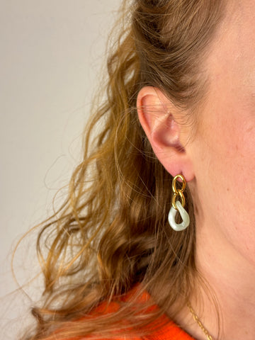 Open afbeelding in diavoorstelling Schakel oorbel met kleurrijk detail