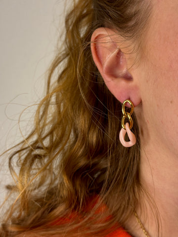 Open afbeelding in diavoorstelling Schakel oorbel met kleurrijk detail