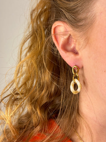 Open afbeelding in diavoorstelling Schakel oorbel met kleurrijk detail