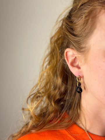 Open afbeelding in diavoorstelling Schakel oorbel met kleurrijk detail